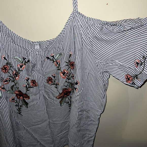 Cold shoulder Blouse - Picture 2 of 3